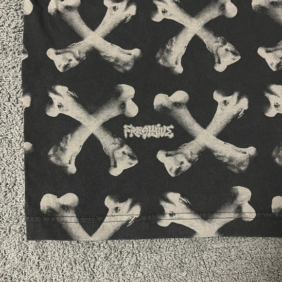 Vintage Y2k Freshjive All-Over Print Crossbones T-Shirt - Picture 2 of 6